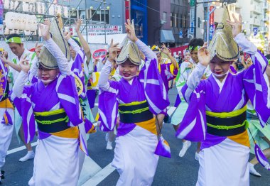 Tokyo - Ağustos 26: Katılımcılar Awa Odori Festivali, Tokyo, Japonya üzerinde 26 Ağustos 2018. AWA Odori Japonya'nın en büyük dans festivalidir
