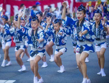 Tokyo - Ağustos 26: Katılımcılar Awa Odori Festivali, Tokyo, Japonya üzerinde 26 Ağustos 2018. AWA Odori Japonya'nın en büyük dans festivalidir