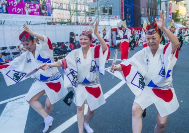 Tokyo - Ağustos 26: Katılımcılar Awa Odori Festivali, Tokyo, Japonya üzerinde 26 Ağustos 2018. AWA Odori Japonya'nın en büyük dans festivalidir