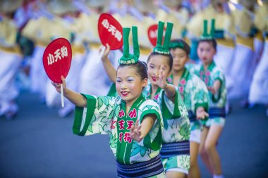 Tokyo - Ağustos 26: Katılımcılar Awa Odori Festivali, Tokyo, Japonya üzerinde 26 Ağustos 2018. AWA Odori Japonya'nın en büyük dans festivalidir
