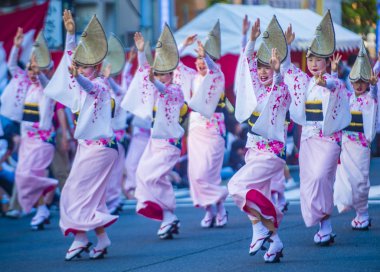 Tokyo - Ağustos 26: Katılımcılar Awa Odori Festivali, Tokyo, Japonya üzerinde 26 Ağustos 2018. AWA Odori Japonya'nın en büyük dans festivalidir