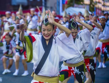 Tokyo - Ağustos 26: Katılımcılar Awa Odori Festivali, Tokyo, Japonya üzerinde 26 Ağustos 2018. AWA Odori Japonya'nın en büyük dans festivalidir