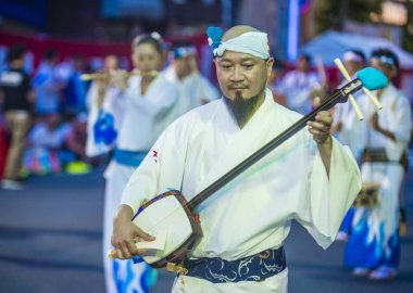 Tokyo - Ağustos 26: Katılımcılar Awa Odori Festivali, Tokyo, Japonya üzerinde 26 Ağustos 2018. AWA Odori Japonya'nın en büyük dans festivalidir