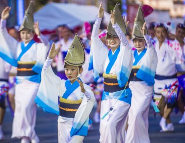 Tokyo - Ağustos 26: Katılımcılar Awa Odori Festivali, Tokyo, Japonya üzerinde 26 Ağustos 2018. AWA Odori Japonya'nın en büyük dans festivalidir