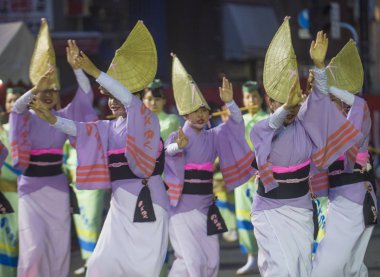 Tokyo - Ağustos 26: Katılımcılar Awa Odori Festivali, Tokyo, Japonya üzerinde 26 Ağustos 2018. AWA Odori Japonya'nın en büyük dans festivalidir
