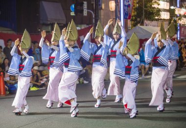 Tokyo - Ağustos 26: Katılımcılar Awa Odori Festivali, Tokyo, Japonya üzerinde 26 Ağustos 2018. AWA Odori Japonya'nın en büyük dans festivalidir