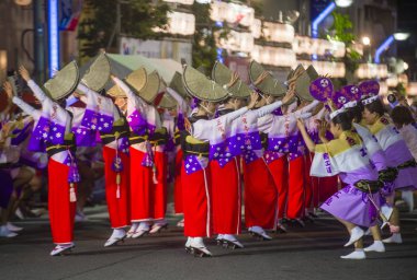 Tokyo - Ağustos 26: Katılımcılar Awa Odori Festivali, Tokyo, Japonya üzerinde 26 Ağustos 2018. AWA Odori Japonya'nın en büyük dans festivalidir
