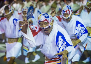 Tokyo - Ağustos 26: Katılımcılar Awa Odori Festivali, Tokyo, Japonya üzerinde 26 Ağustos 2018. AWA Odori Japonya'nın en büyük dans festivalidir