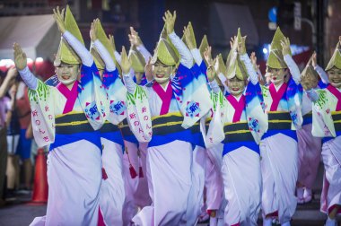 Tokyo - Ağustos 26: Katılımcılar Awa Odori Festivali, Tokyo, Japonya üzerinde 26 Ağustos 2018. AWA Odori Japonya'nın en büyük dans festivalidir