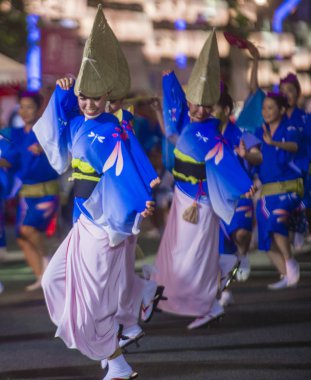 Tokyo - Ağustos 26: Katılımcılar Awa Odori Festivali, Tokyo, Japonya üzerinde 26 Ağustos 2018. AWA Odori Japonya'nın en büyük dans festivalidir