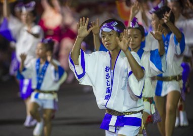 Tokyo - Ağustos 26: Katılımcılar Awa Odori Festivali, Tokyo, Japonya üzerinde 26 Ağustos 2018. AWA Odori Japonya'nın en büyük dans festivalidir