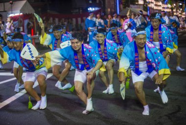 Tokyo - Ağustos 26: Katılımcılar Awa Odori Festivali, Tokyo, Japonya üzerinde 26 Ağustos 2018. AWA Odori Japonya'nın en büyük dans festivalidir
