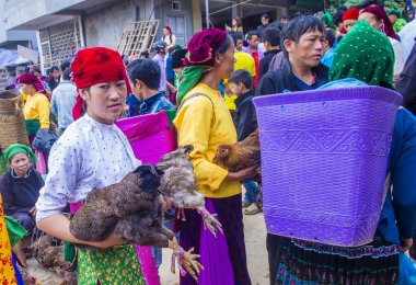 Dong Van, Vietnam - Ekim 16: Hafta sonu Pazar Dong Van Vietnam üzerinde 16 Eylül 2018. Piyasada çevreleyen tepelerden etnik gruplar için ticari bir yer