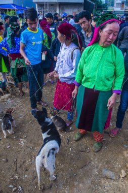 Dong Van, Vietnam - Ekim 16: Hafta sonu Pazar Dong Van Vietnam üzerinde 16 Eylül 2018. Piyasada çevreleyen tepelerden etnik gruplar için ticari bir yer