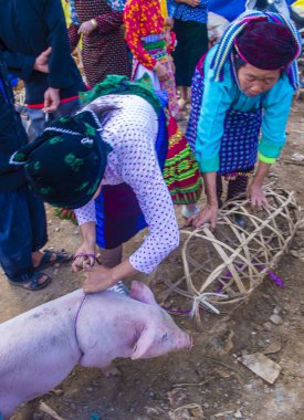Dong Van, Vietnam - Ekim 16: Hafta sonu Pazar Dong Van Vietnam üzerinde 16 Eylül 2018. Piyasada çevreleyen tepelerden etnik gruplar için ticari bir yer
