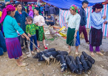 Dong Van, Vietnam - Ekim 16: Hafta sonu Pazar Dong Van Vietnam üzerinde 16 Eylül 2018. Piyasada çevreleyen tepelerden etnik gruplar için ticari bir yer