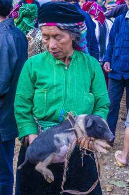 Dong Van, Vietnam - Ekim 16: Hafta sonu Pazar Dong Van Vietnam üzerinde 16 Eylül 2018. Piyasada çevreleyen tepelerden etnik gruplar için ticari bir yer