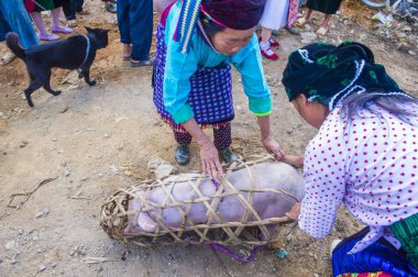 Dong Van, Vietnam - Ekim 16: Hafta sonu Pazar Dong Van Vietnam üzerinde 16 Eylül 2018. Piyasada çevreleyen tepelerden etnik gruplar için ticari bir yer