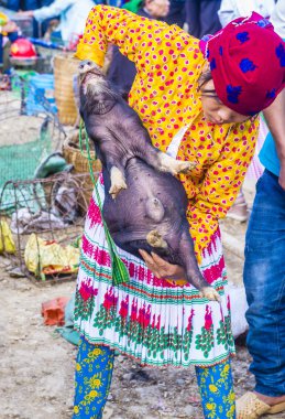 Dong Van, Vietnam - Ekim 16: Hafta sonu Pazar Dong Van Vietnam üzerinde 16 Eylül 2018. Piyasada çevreleyen tepelerden etnik gruplar için ticari bir yer
