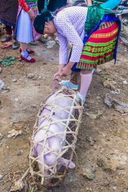 Dong Van, Vietnam - Ekim 16: Hafta sonu Pazar Dong Van Vietnam üzerinde 16 Eylül 2018. Piyasada çevreleyen tepelerden etnik gruplar için ticari bir yer