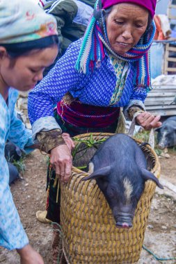 Dong Van, Vietnam - Ekim 16: Hafta sonu Pazar Dong Van Vietnam üzerinde 16 Eylül 2018. Piyasada çevreleyen tepelerden etnik gruplar için ticari bir yer