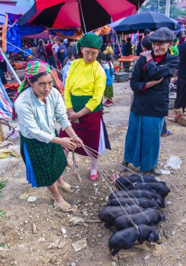 Dong Van, Vietnam - Ekim 16: Hafta sonu Pazar Dong Van Vietnam üzerinde 16 Eylül 2018. Piyasada çevreleyen tepelerden etnik gruplar için ticari bir yer