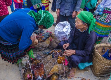 Dong Van, Vietnam - Ekim 16: Hafta sonu Pazar Dong Van Vietnam üzerinde 16 Eylül 2018. Piyasada çevreleyen tepelerden etnik gruplar için ticari bir yer