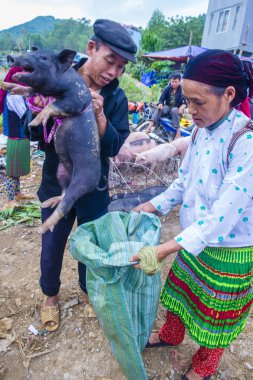 Dong Van, Vietnam - Ekim 16: Hafta sonu Pazar Dong Van Vietnam üzerinde 16 Eylül 2018. Piyasada çevreleyen tepelerden etnik gruplar için ticari bir yer