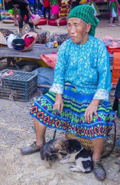 Dong Van, Vietnam - Ekim 16: Hafta sonu Pazar Dong Van Vietnam üzerinde 16 Eylül 2018. Piyasada çevreleyen tepelerden etnik gruplar için ticari bir yer