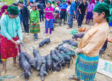 Dong Van, Vietnam - Ekim 16: Hafta sonu Pazar Dong Van Vietnam üzerinde 16 Eylül 2018. Piyasada çevreleyen tepelerden etnik gruplar için ticari bir yer