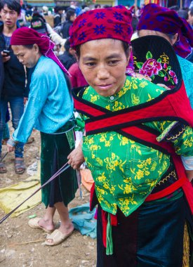 Dong Van, Vietnam - Ekim 16: Hafta sonu Pazar Dong Van Vietnam üzerinde 16 Eylül 2018. Piyasada çevreleyen tepelerden etnik gruplar için ticari bir yer