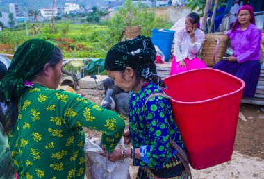 Dong Van, Vietnam - Ekim 16: Hafta sonu Pazar Dong Van Vietnam üzerinde 16 Eylül 2018. Piyasada çevreleyen tepelerden etnik gruplar için ticari bir yer