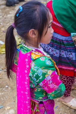 Dong Van, Vietnam - Ekim 16: Hmong azınlık üzerinde 16 Eylül 2018 Vietnam Dong Van yakınlarındaki bir kasabada kız. Hmong Vietnam 54 etnik gruplarından biridir