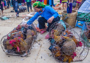Dong Van, Vietnam - Ekim 16: Hafta sonu Pazar Dong Van Vietnam üzerinde 16 Eylül 2018. Piyasada çevreleyen tepelerden etnik gruplar için ticari bir yer