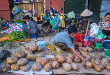  Hanoi, Vietnam - Ekim 06: Satıcı üzerinde 06 Eylül 2018 Hanoi Vietnam'da bir pazarda. Hanoi pazarlarda her zaman taze ürünleri satan tezgahları yüzlerce ile dolup taşıyor
