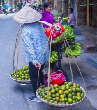  Hanoi, Vietnam - Ekim 06: Satıcı üzerinde 06 Eylül 2018 Hanoi Vietnam'da bir pazarda. Hanoi pazarlarda her zaman taze ürünleri satan tezgahları yüzlerce ile dolup taşıyor