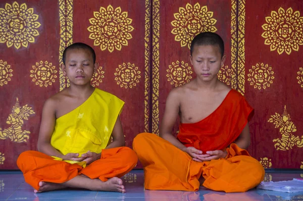 Luang Prabang, Laos - 12 Ağustos 2018: Acemi rahipler Luang Prabang Laos üzerinde 12 Ağustos 2018. Bu yaklaşık 1 içinde 3 erkek Laotians bir manastır en azından bir süre için katılmak tahmin edilmektedir