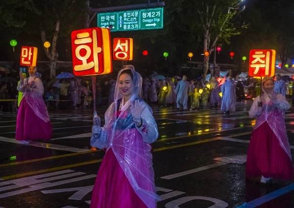 Seul - 10 Mayıs: Seul, Kore üzerinde 10 Mayıs 2018 bir geçit töreni sırasında Lotus Lantern Festivali katılımcılar. Festival Buda'nın Doğum kutlamasıdır