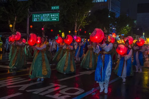 Seul - 10 Mayıs: Seul, Kore üzerinde 10 Mayıs 2018 bir geçit töreni sırasında Lotus Lantern Festivali katılımcılar. Festival Buda'nın Doğum kutlamasıdır