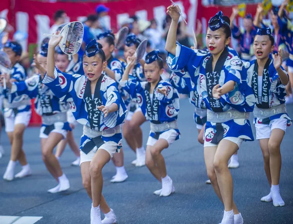 26日 2018 日に東京で阿波踊りの参加者 阿波おどりは 日本最大のダンスの祭典 — ストック写真