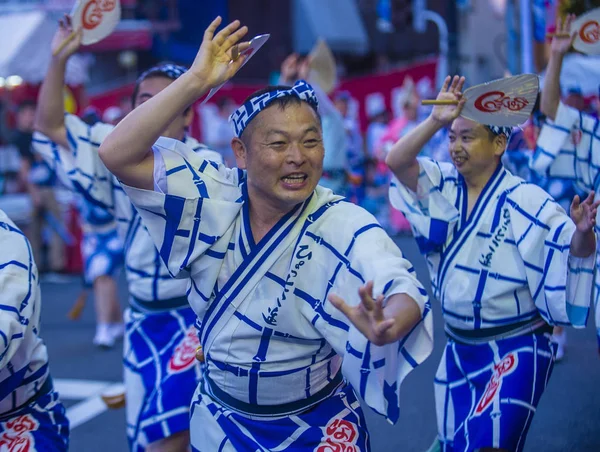 Tokyo - Ağustos 26: Katılımcılar Awa Odori Festivali, Tokyo, Japonya üzerinde 26 Ağustos 2018. AWA Odori Japonya'nın en büyük dans festivalidir
