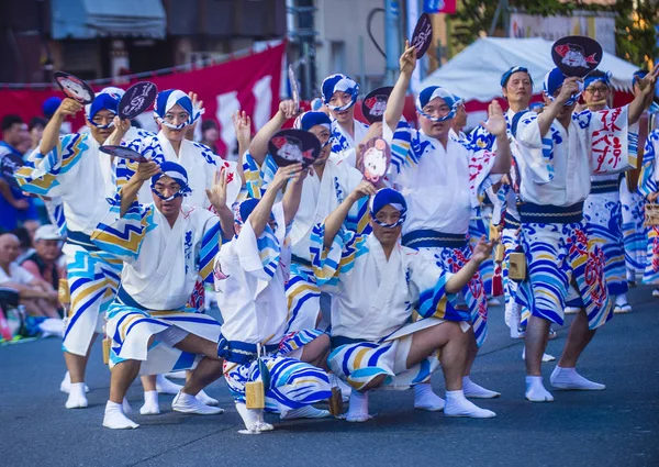 Tokyo - Ağustos 26: Katılımcılar Awa Odori Festivali, Tokyo, Japonya üzerinde 26 Ağustos 2018. AWA Odori Japonya'nın en büyük dans festivalidir