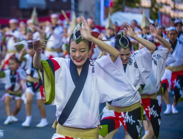 Tokyo - Ağustos 26: Katılımcılar Awa Odori Festivali, Tokyo, Japonya üzerinde 26 Ağustos 2018. AWA Odori Japonya'nın en büyük dans festivalidir
