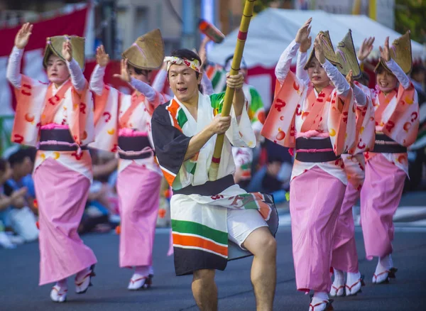 Tokyo - Ağustos 26: Katılımcılar Awa Odori Festivali, Tokyo, Japonya üzerinde 26 Ağustos 2018. AWA Odori Japonya'nın en büyük dans festivalidir