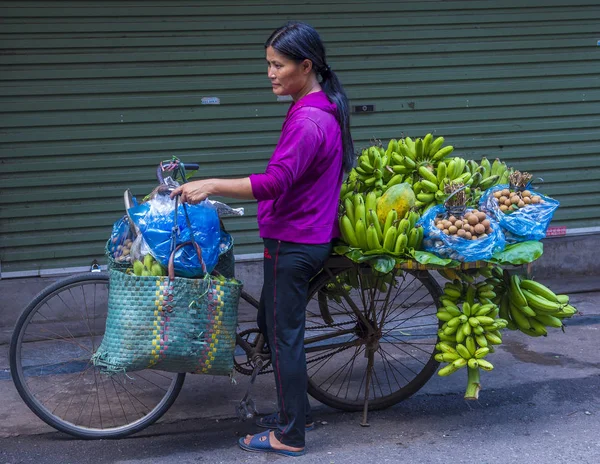  Hanoi, Vietnam - Ekim 06: Satıcı üzerinde 06 Eylül 2018 Hanoi Vietnam'da bir pazarda. Hanoi pazarlarda her zaman taze ürünleri satan tezgahları yüzlerce ile dolup taşıyor