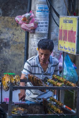  Hanoi, Vietnam - Ekim 06: Satıcı üzerinde 06 Eylül 2018 Hanoi Vietnam'da bir pazarda. Hanoi pazarlarda her zaman taze ürünleri satan tezgahları yüzlerce ile dolup taşıyor