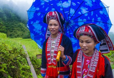 Ha Giang, Vietnam - Ekim 14: Kırmızı Dao azınlık Ha Giang Vietnam üzerinde 14 Eylül 2018 yakınlarındaki bir kasabada kadınlar. Kırmızı Dao Vietnam 54 etnik gruplarından biridir
