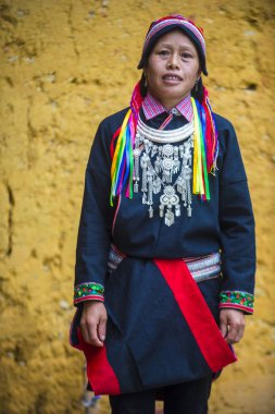 Ha Giang, Vietnam - Ekim 14: Kırmızı Dao azınlık Ha Giang Vietnam üzerinde 14 Eylül 2018 yakınlarındaki bir kasabada'kadın. Kırmızı Dao Vietnam 54 etnik gruplarından biridir
