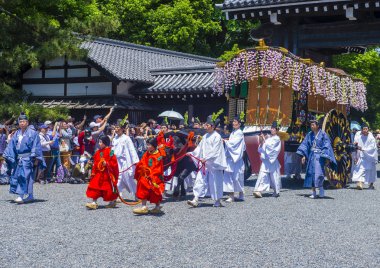 Kyoto - 15 Mayıs: Kyoto, Japonya üzerinde 15 Mayıs 2018 Aoi Matsuri katılımcılar. AOI Mastsuri tarihlerinde Kyoto, Japonya'da üç ana yıllık festivaller biridir