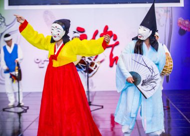 Andong, Kore - Ekim 01: traditinal Andong Güney Kore, Kore Maskdance üzerinde 01 Ekim 2018 gerçekleştirme aktörler, Maskdance Festivali Andong içinde her yıl düzenlenen